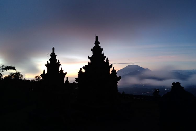 Pemandangan matahari terbit di Candi Gedong Songo, Ungaran, Kabupaten Semarang, Kamis (29/3/2018), diambil pukul 04.55 WIB.