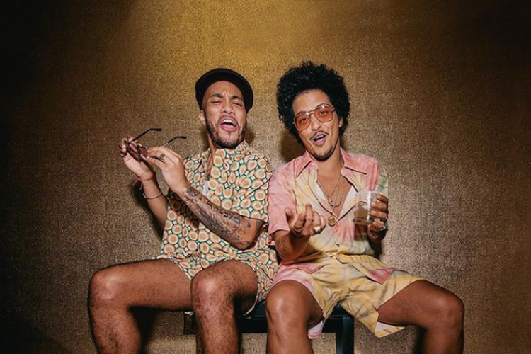 Silk Sonic merupakan band yang terdiri dari Bruno Mars dan Anderson Paak