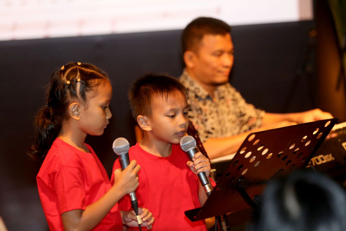 Sejumlah anak-anak bernyanyi saat acara lomba cipta lagu di ajang Dendang Kencana di Bentara Budaya Jakarta, Palmerah Selatan, Jakarta Pusat, Kamis (27/7/2017). Kompas Gramedia kembali menggelar rangkaian acara lomba cipta lagu Dendang Kencana, yang sudah vakum selama 21 tahun terakhir. Acara ini diberi tajuk “Lagu Untuk Anakku – Dendang Kencana 2017”.