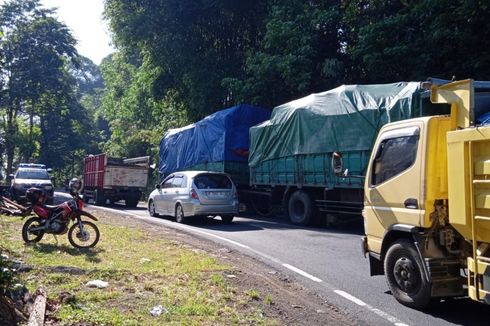 Truk Gandeng Patah As di Gumitir, Jalur Jember-Banyuwangi Buka Tutup