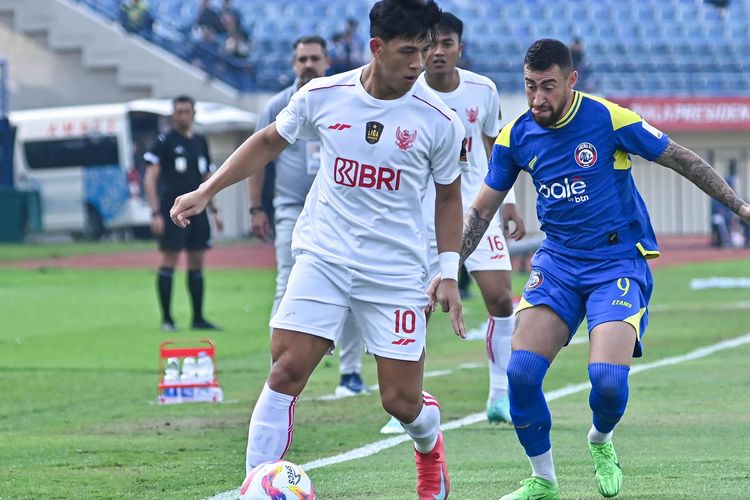 Eksel Runtukahu (10) dibayangi Paulinho dalam laga Grup A Piala Presiden 2025 antara Liga Indonesia All Star vs Arema FC di Stadion Si Jalak Harupat, Soreang, Kab. Bandung, pada Selasa (8/7/2025).