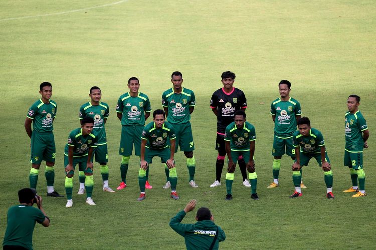 Skuad Persebaya saat ujicoba di latihan terakhir jelang libur lebaran di Stadion Gelora 10 November Surabaya, Jawa Timur, Selasa (04/05/2021) sore.