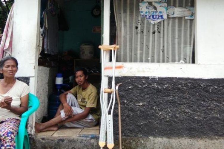 Yayah dan anaknya Ade Yadi tinggal di sebuah pos satpam di Jalan Cipedes, Sukajadi, Kota Bandung, Kamis (2/2/2017). KOMPAS.com/DENDI RAMDHANI