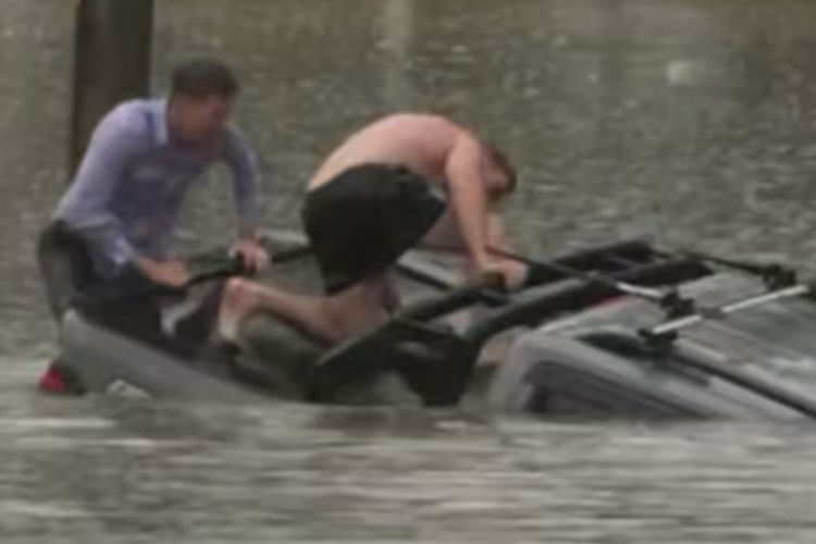Sedang Siaran, Reporter TV Selamatkan Sopir Mobil Tenggelam Saat Banjir