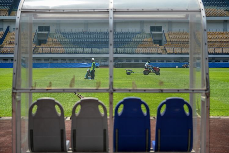 Pekerja menyelesaikan renovasi Stadion Gelora Bandung Lautan Api di Gedebage, Bandung, Jawa Barat, Jumat (24/3/2023). Pemerintah Kota Bandung menyatakan, pekerjaan renovasi yang dilakukan oleh Kementerian PUPR untuk venue latihan bagi tim yang berlaga pada ajang Piala Dunia U20 pada Mei 2023 tersebut telah mencapai 90 persen. ANTARA FOTO/Raisan Al Farisi/aww.