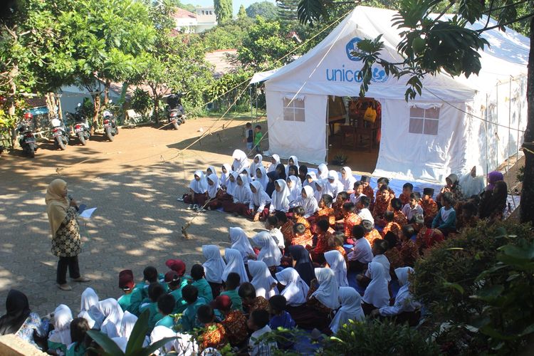 Para siswa SDN Pancawangi, Cianjur, Jawa Barat turut mengisi peringatan Hari Anak Internasional 2019 dengan melaksanakan kegiatan Sehari Belajar di Luar Kelas, Kamis (07/11/2019), kendati mereka sudah empat bulan belajar di luar kelas karena tiga ruang kelas mereka rusak dan ambruk sejak pertengahan Juli lalu,