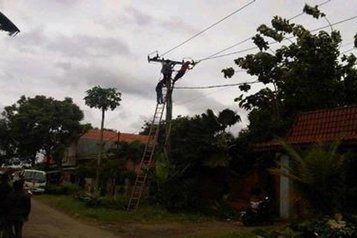 Petugas PLN memperbaiki jaringan listrik yang putus di Kelurahan Kemiri Muka, Kecamatan Beji, Kota Depok, Rabu (25/12012). Jaringan putus karena pohon tumbang saat hujan deras tadi pagi.