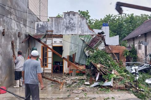 Hujan Lebat Disertai Angin Kencang di Malang, Puluhan Rumah Rusak Tertimpa Pohon Tumbang