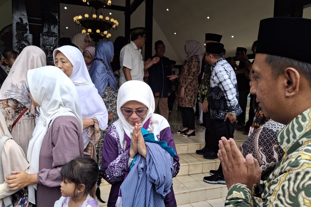 Pemberangkatan calon jemaah haji secara dadakan dari Pendopo Arya Wiraraja Lumajang, Kamis (8/5/2025).