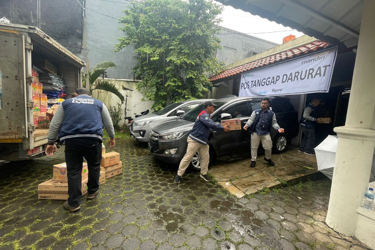 Penyerahan bantuan dari PT. Hutama Karya kepada korban becana gempa bumi di Kabupaten Cianjur, Jawa Barat. 