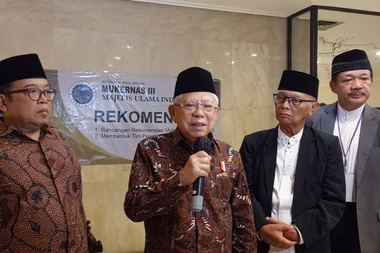 Wakil Presiden Ma'ruf Amin memberikan keterangan pers seusai pembukaan Mukernas III Majelis Ulama Indonesia di kawasan Ancol, Jakarta, Jumat (1/12/2023).