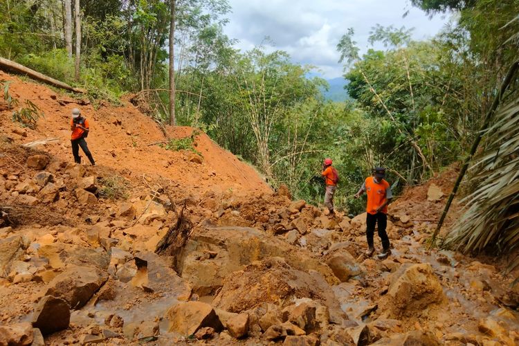 CEK LOKASI—Tim BPBD Kabupaten Ponorogo mengecek lokasi tanah longsor di Dukuh Tugunongko, Desa Tugurejo, Kecamatan Slahung, Kabupaten Ponorogo, Jawa Timur, Senin (22/11/2021).