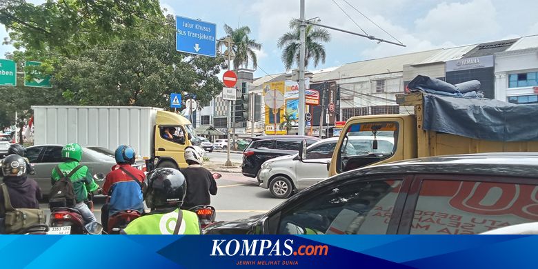 Semrawutnya Jalan Panjang Setelah Kabel Lampu Lalu Lintas Dicuri