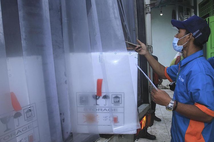 Sebanyak 30.000 vaksin Covid-19 produksi Sinovac yang dikirim dari gudang Bio Farma Bandung, tiba di tempat penyimpanan vaksin milik Dinas Kesehatan Provinsi Sumatera Selatan, di Jalan Mayor Salim Batubara, Kecamatan Kemuning Palembang, Senin (4/1/2021). Untuk tahap awal dari 58.000 vaksin yang diajukan, 30.000 vaksin yang diterima itu akan dibagikan ke tujuh kabupaten/kota di Sumatera Selatan.