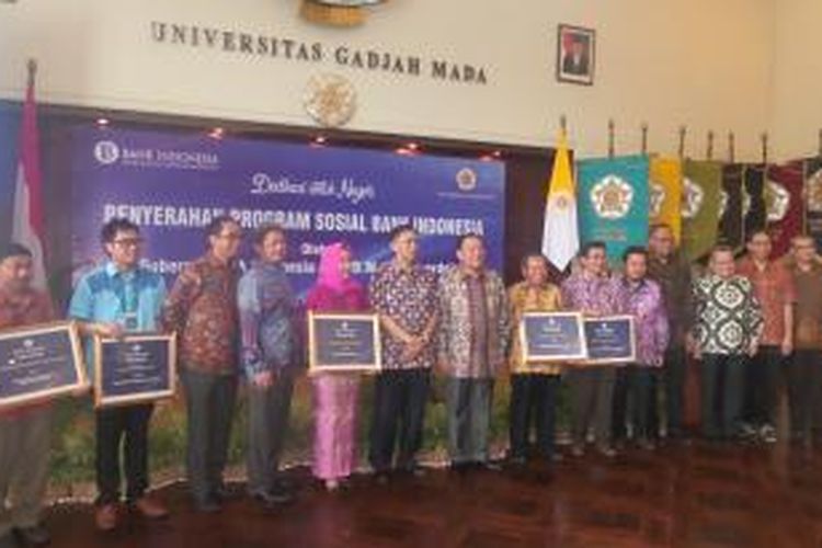 Penyerahan program sosial Bank Indonesia di Ruang Sidang Senat Universitas Gadjah Mada, Yogyakarta, Sabtu (14/11/2015).