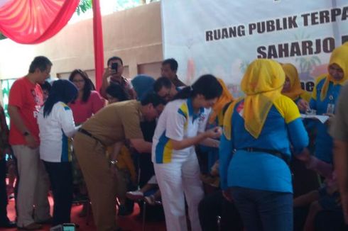 Ahok dan Veronica Berikan Vaksin Polio untuk Balita 