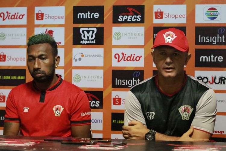 Pelatih Kalteng Putra Gomes de Oliviera (kanan) dan Patrich Wanggai saat prescon jelang melawan tuan rumah Madura United di Stadion Gelora Ratu Pamelingan Pamekasan, Jawa Timur, Sabtu (31/08/2019) malam.