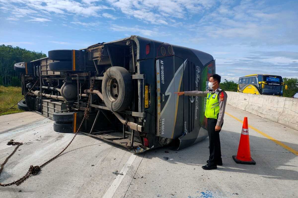 Bus yang terguling dan menyebabkan kecelakaan di tol Lampung ruas Terbanggi Besar - Pematang Panggang - Kayu Agung (Terpeka) pada Sabtu (30/4/2022) pagi.