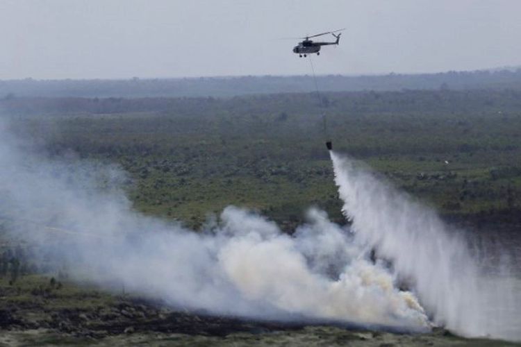 Pemadaman karhutla di Rokan Hilir, Riau, menggunakan helikopter water bombing oleh Satgas Udara beberapa hari lalu.