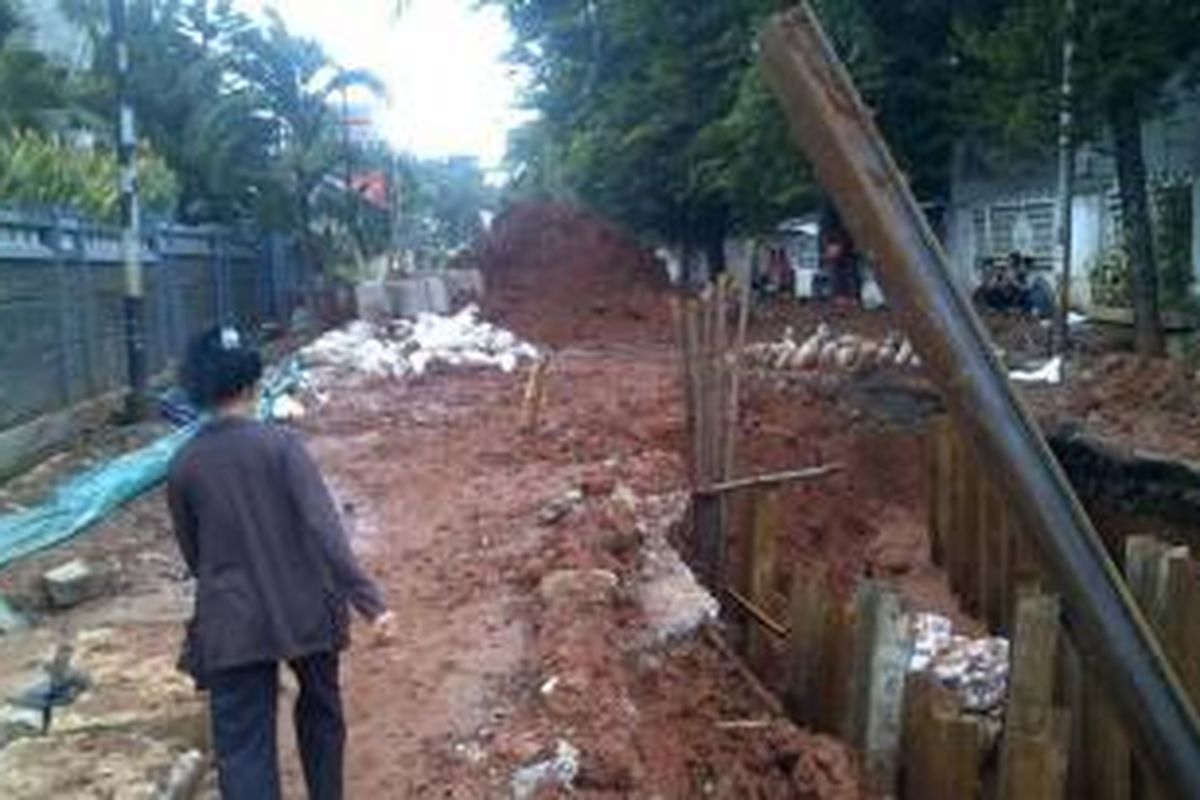 Akibat kesalahan pengerjaan, gorong-gorong yang tengah dikerjakan di Rawa Domba, Duren Sawit, Jakarta Timur, terpaksa dibongkar sejak Jumat (21/2/2014).