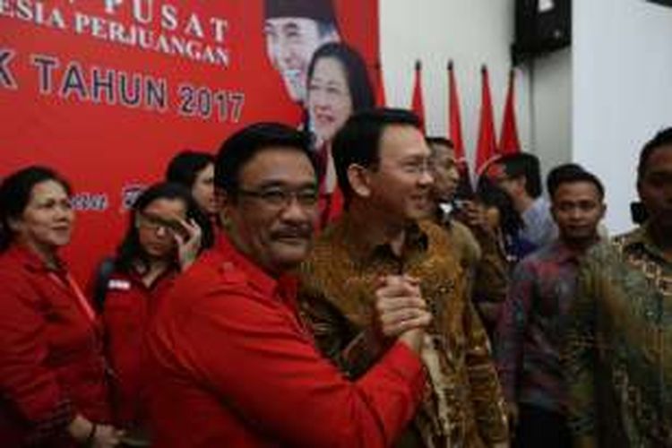 asuki Tjahja Purnama (Ahok) dan Djarot diabadikan di Kantor DPP PDI Perjuangan, Jakarta, Senin (20/9/2016). Partai PDI P mengusung Ahok dan Djarot untuk pilkada DKI 2017 mendatang.