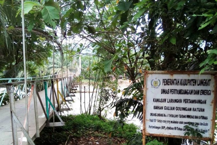 Sungai Bahorok, tempat aktivitas pertambangan galian C yang mengancam kehidupan masyarakat sekitar dan ekosistem Leuser, Sabtu (27/5/2017)