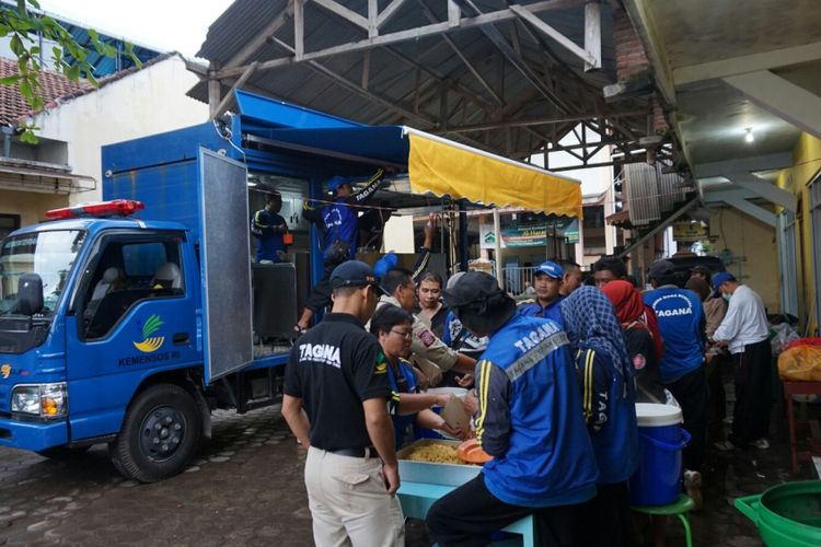 Tim Tagana sedang mempersiapkan 900 nasi bungkus untuk warga terdampak banjir di Kecamatan Rogojampi Kamis (8/6/2017) 