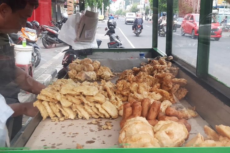 Tempe dan gorengan yang dijajakan di pinggir Jalan Pemuda Blora, Senin (21/2/2022)