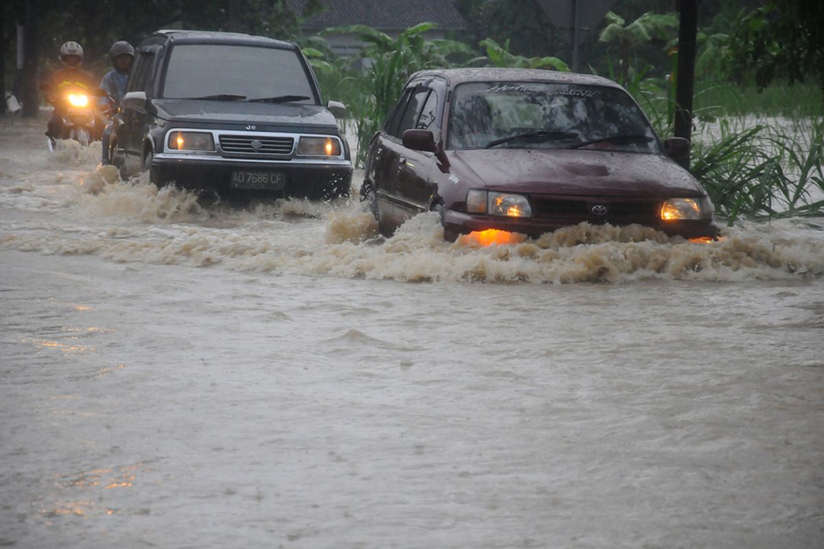 Sejumlah pengemudi mobil menerjang banjir yang melanda diwilayah Bayat, Klaten, Jawa Tengah, Selasa (28/11/2017). Akibat intensitas curah hujan tinggi dampak dari cuaca ekstrem Siklon Cempaka yang melanda kawasan pulau Jawa tersebut menyebabkan sejumlah titik wilayah Cawas dan Bayat, Kabupaten Klaten terendam banjir.