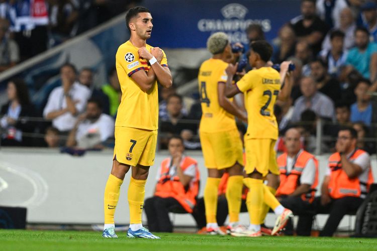 Striker Barcelona, Ferran Torres (kiri), melakukan selebrasi setelah mencetak gol ke gawang FC Porto dalam matchday 2 Grup H Liga Champions 2023-24 di Stadion Dragao. Porto, Rabu (4/10/2023).