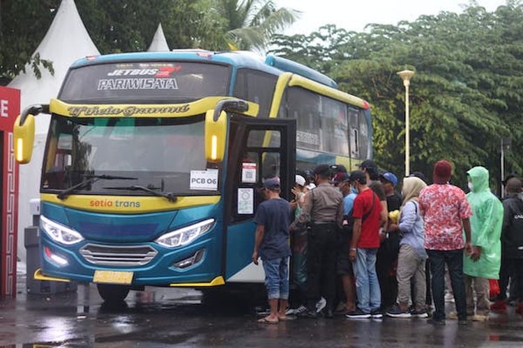 Shuttle bus di kawasan Pertamina Mandalika International Circuit