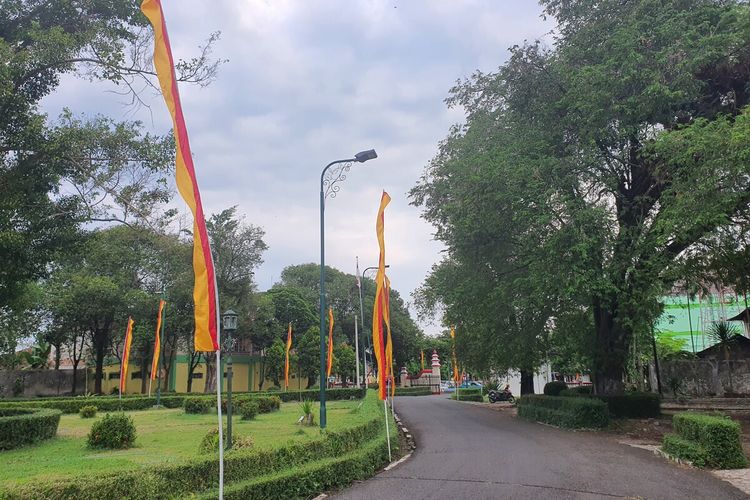 Umbul-umbul Podhang Ngisep Sari di sekitar Wonosari, Gunungkidul, DI Yogyakarta, Selasa (5/8/2025)