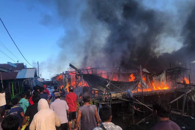 Kebakaran pemukiman nelayan di pulau Sebatik Nunukan Kaltara, Rabu (8/5/2024). 29 jiwa kehilangan tempat tinggal