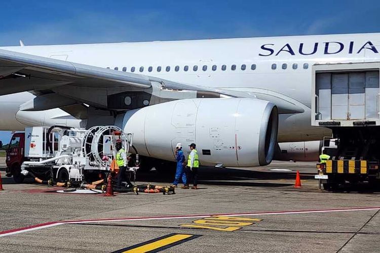 Pesawat maskapai Saudia Airlines. Pertamina Patra Niaga Regional Sumatera Bagian Utara (Sumbagut) menyiapkan tambahan pasokan avtur untuk melayani penerbangan jemaah haji di Bandara Internasional Hang Nadim yang merupakan Embarkasi Batam.