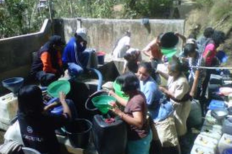 Warga Dusun Wonolelo, Desa Kenalan, Kecamatan Borobudur, mengantre bantuan air bersih.