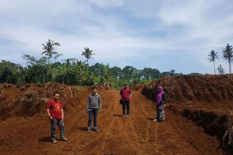 Komisaris Mahakarya Group Azhary Husni dan Direktur Utama Mahakarya Group Ahmad Sinaro diapit tim inti saat mengunjungi lokasi proyek perumahan yang mereka kembangkan.