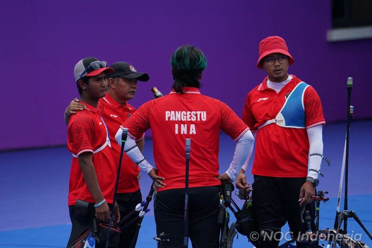 Riau Ega Agata Salsabilla, Ahmad Khoirul Baasith, dan Arif Dwi Pangestu meraih medali perunggu Asian Games 2022 dari nomor Men's Team Recurve cabor panahan di Fuyang Yinhu Sports Centre Final Field, Hangzhou, China, Jumat (6/10/2023). 
