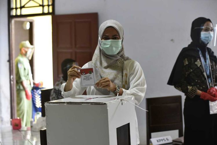 Calon Bupati nomor urut 02 Indah putri menyalurkan hak suaranya di TPS 003 Dusun Tamboke, Kecamatan Sukamaju, Luwu Utara, Rabu (09/12/2020).