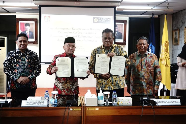 Penandatanganan Nota Kesepakatan Bersama dan Perjanjian Kerjasama oleh Gubernur Kalimantan Tengah (Kalteng) Sugianto Sabran dan Rektor Universitas Indonesia Ari Kuncoro di Jakarta, Rabu (1/3/2023). 