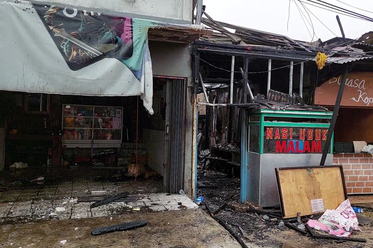 Kebakaran melanda 8 bangunan yang terdiri dari rumah tinggal warga hingga bengkel di Jalan Budi Raya, tepatnya dekat Tugu Manggis, Kemanggisan, Kebon Jeruk, Jakarta Barat, pada Rabu (19/10/2022) pagi.