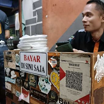 Pedagang mie dan baso 'Bejo' di Jalan Raya Serang Pandeglang, Sempu, Kota Serang menyediakan QRIS untuk pembayaran. Selasa (20/5/2025). QRIS digunakan untuk mempermudah pembayaran terutama bagi kalangan anak muda atau GenZ.