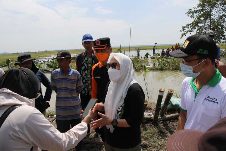 Bupati Bojonegoro, Anna Mu'awwanah saat meninjau lokasi tanggul anak sungai bengawan solo yang jebol di Kecamatan Kanor, Bojonegoro.