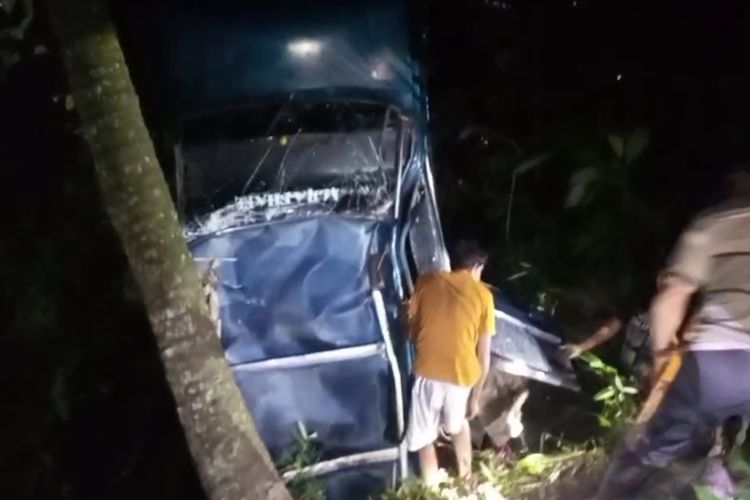 Mobil Kijang masuk jurang sedalam 20 meter di Tanjungkerta, Sumedang, Jabar, Jumat (9/8/2024) pagi.