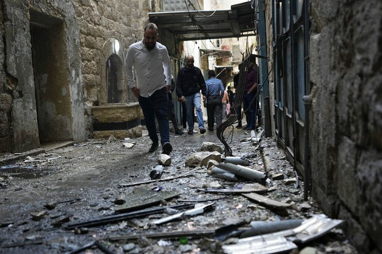 Warga Palestina berkumpul di lokasi di mana pasukan Israel menghancurkan sebuah laboratorium bahan peledak milik kelompok bersenjata yang menamakan dirinya Sarang Singa, di kota Nablus, Tepi Barat yang diduduki, Selasa, 25 Oktober 2022.