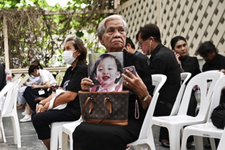 Para pelayat memegang foto Putri Thailand Bajrakitiyabha Mahidol di dalam Rumah Sakit Chulalongkorn, Bangkok, pada 12 Juni 2026. Putri Bajrakitiyabha Mahidol, putri sulung Raja Thailand, meninggal dunia pada usia 47 tahun, lebih dari tiga tahun setelah ia dirawat di rumah sakit akibat sakit mendadak.