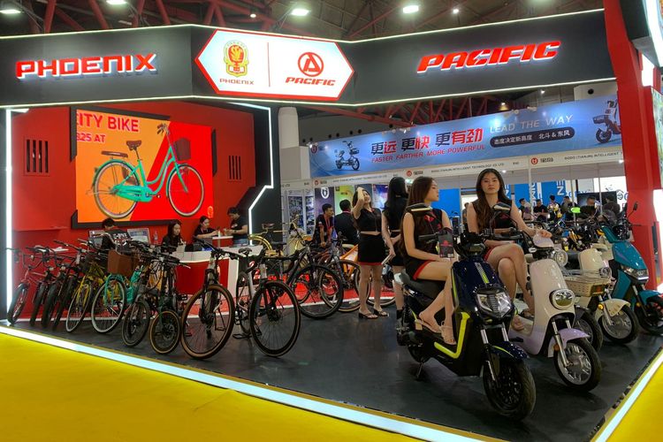 Booth motor listrik Pacific di Asia Bike 2024