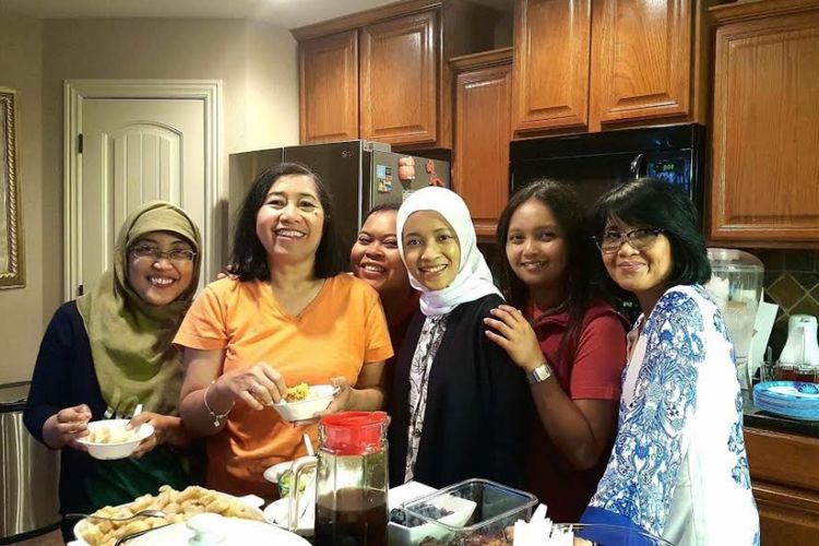 Berbuka puasa bersama di kediaman keluarga Asril Kasim & Nur Asril di Bentonville, AR, pada Ramadhan 2017.