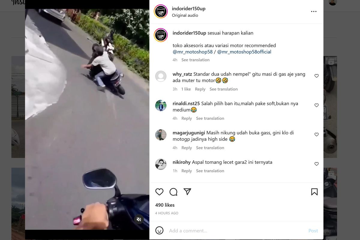 Video viral di dunia maya memperlihatkan pengendara sepeda motor berboncengan jatuh saat belok di tikungan. 