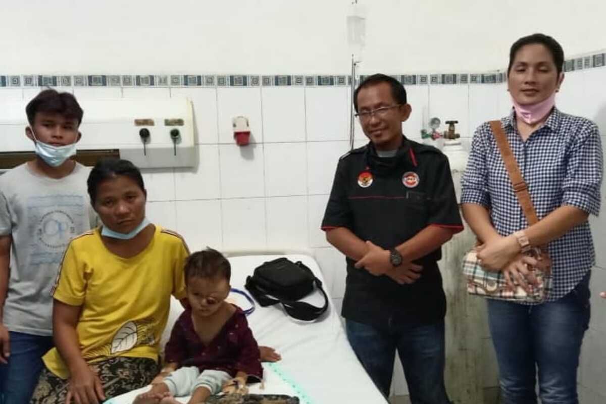 Rudin Duha, a 2.5-year-old toddler boy from South Nias, suffered from a tumor in his left eye. A lump the size of a tennis ball makes his condition very apprehensive and until now he has not received intensive care due to constraints on medical costs.