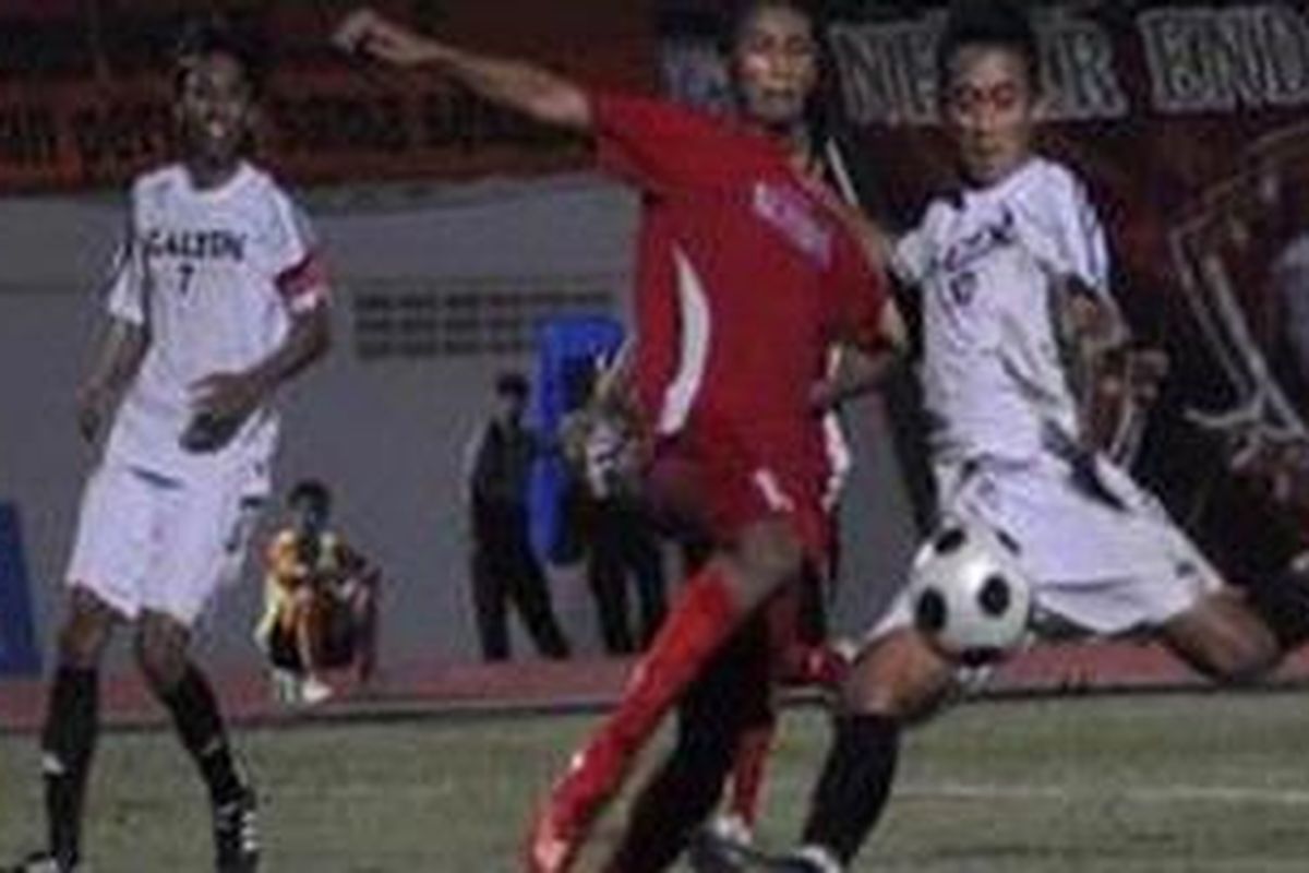 Sultan Samma (kanan, kaos putih)